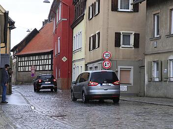 Ab Montag für einige Tage dicht: Das Kirchwehr. Nur stadteinwärts ist die Umleitung kurz - in der Gegenrichtung außergewöhnlich lang.
