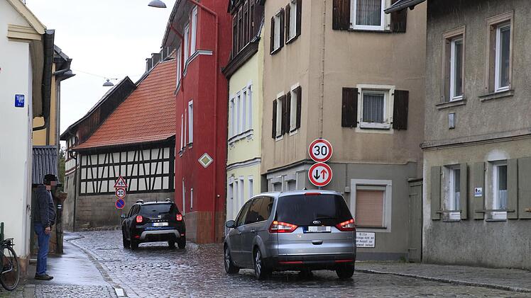 Ab Montag für einige Tage dicht: Das Kirchwehr. Nur stadteinwärts ist die Umleitung kurz - in der Gegenrichtung außergewöhnlich lang.