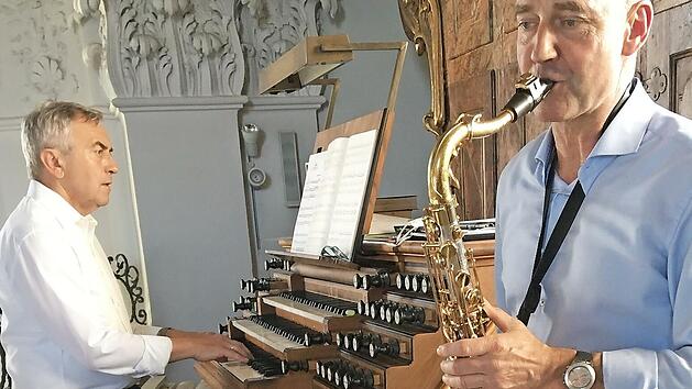Georg Sch&auml;ffner und der Saxofonist Johannes Neuner im Konzert
