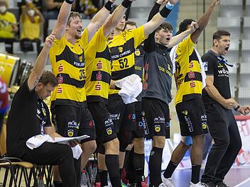 Schon im ersten Saisonspiel: Ekstase beim HSC. Trainer, Spieler und Fans bejubeln einen von 30 Treffer gegen den TV Großwallstadt.