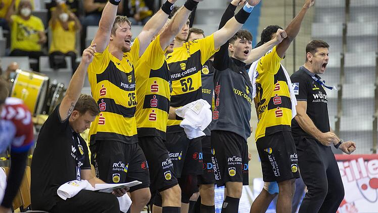 Schon im ersten Saisonspiel: Ekstase beim HSC. Trainer, Spieler und Fans bejubeln einen von 30 Treffer gegen den TV Großwallstadt.