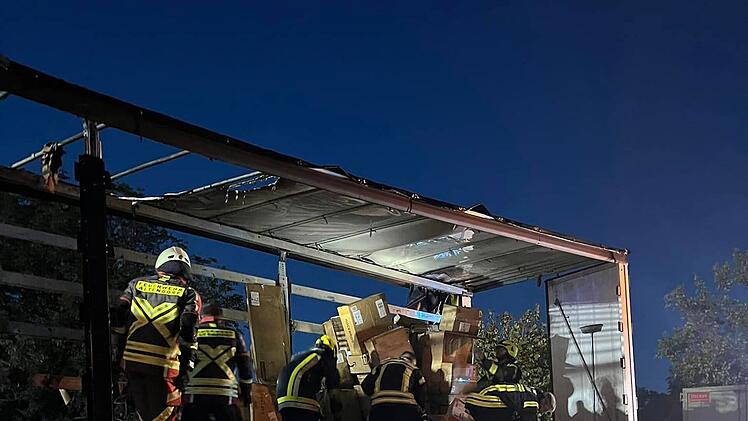 Riesige Rauch-Säule im Kreis Bamberg: Lkw geht in Flammen auf - Feuerwehr mit Großeinsatz