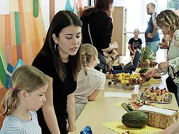 Obstspieße, Melonenschiffchen und vieles Gesundes mehr wurden beim Schulfest aufgetischt.