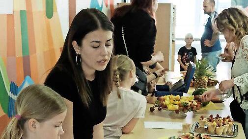 Obstspieße, Melonenschiffchen und vieles Gesundes mehr wurden beim Schulfest aufgetischt.