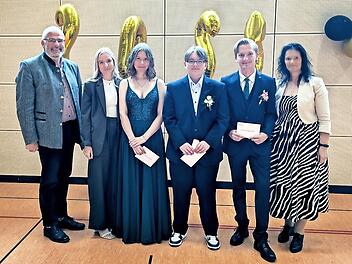 Die Ehrung der Jahrgangsbesten der Mittelschule Gößweinstein (v. l.): Bürgermeister Hanngörg Zimmermann, Sophie Richter (Sparkasse), Julia Menshenina, Justin Wolf, Jan-Paul Müller-Wilfing und Schulleiterin Andrea Kohl.