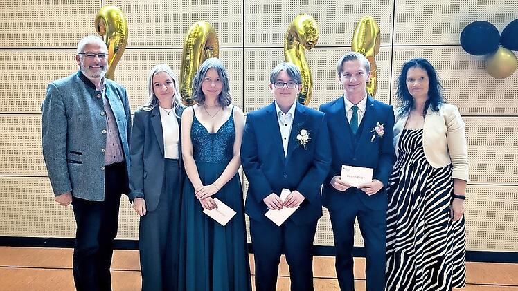 Die Ehrung der Jahrgangsbesten der Mittelschule Gößweinstein (v. l.): Bürgermeister Hanngörg Zimmermann, Sophie Richter (Sparkasse), Julia Menshenina, Justin Wolf, Jan-Paul Müller-Wilfing und Schulleiterin Andrea Kohl.
