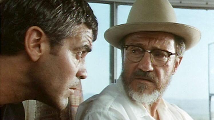 Seth Gecko (George Clooney, links) kapert das Wohnmobil des Geistlichen Jacob Fuller (Harvey Keitel).