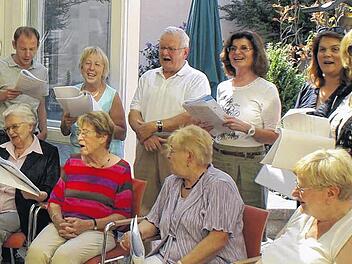 Volkslieder und lustige Geschichten in Altenheimen