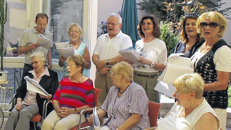 Volkslieder und lustige Geschichten in Altenheimen