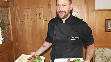 Christian Poli kredenzt Focaccia tirolese, eine Spargelspezialität aus Südtirol. Fotos: Ralf Kestel