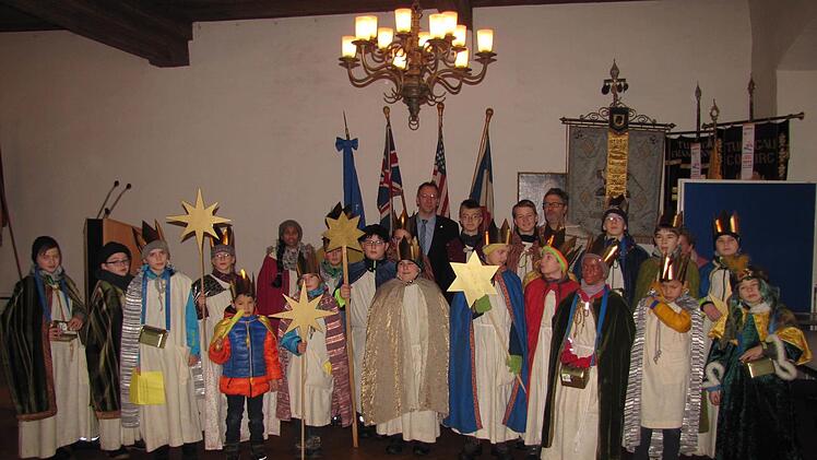 Zahlreiche Sternsinger in der Gestalt der Weisen aus dem Morgenland überbrachten den Ratsherren den Segen des neugeborenen Kindes Jesus Christus. Foto: Martin Koch