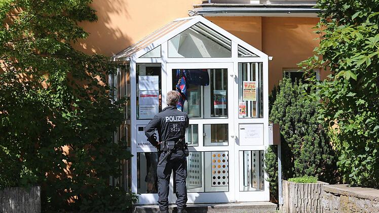 Ein Polizist betritt in Ochsenfurt das Kolping-Heim, in dem der 17 Jahre alte Angreifer aus Afghanistan als Flüchtling gelebt hatte.  Foto: Karl-Josef Hildenbrand, dpa