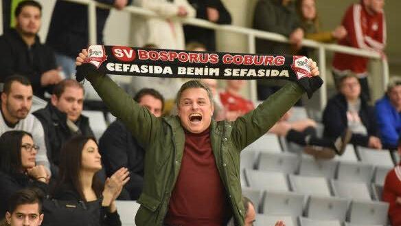 Dieser begeisterte Fan des SV Bosporus Coburg brachte seine Freude lautstark zum Ausdruck.