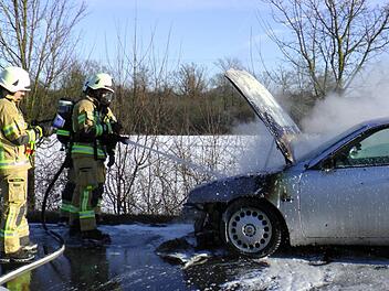 Rasch hatte die Feuerwehr den brennenden Wagen in der Nähe von Sylbach gelöscht. Das Auto ist nicht mehr zu verwenden, es entstand Totalschaden.  Foto: Christian Licha
