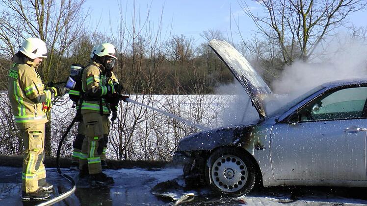 Rasch hatte die Feuerwehr den brennenden Wagen in der Nähe von Sylbach gelöscht. Das Auto ist nicht mehr zu verwenden, es entstand Totalschaden.  Foto: Christian Licha