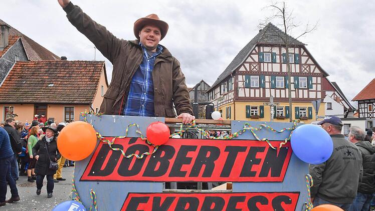 Manuel Schrüfer kommentierte den Zug auf dem Marktplatz. In Reimen stellte er dem Publikum vor, welche Themen im Döbertengrund und der weiteren Welt wichtig sind und waren.  Foto: Ronald Rinklef