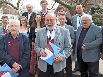 Max Stenglein (im Vordergrund, links) und Herbert Brehm (daneben) sind für 70 beziehungsweise 60 Jahre Musizieren vom MV Burghaig ausgezeichnet worden. Hinten die Geehrten für 30 und 40 Jahre sowie Vorsitzender Martin Sack (links), der Kreisvorsitzende des Nordbayerischen Musikbundes, Heinrich Ramming (hinten links), sowie Bezirksvorsitzender Werner Pörner (Zweiter von rechts). Foto: Katharina Müller-Sanke