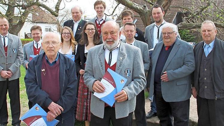 Max Stenglein (im Vordergrund, links) und Herbert Brehm (daneben) sind für 70 beziehungsweise 60 Jahre Musizieren vom MV Burghaig ausgezeichnet worden. Hinten die Geehrten für 30 und 40 Jahre sowie Vorsitzender Martin Sack (links), der Kreisvorsitzende des Nordbayerischen Musikbundes, Heinrich Ramming (hinten links), sowie Bezirksvorsitzender Werner Pörner (Zweiter von rechts). Foto: Katharina Müller-Sanke