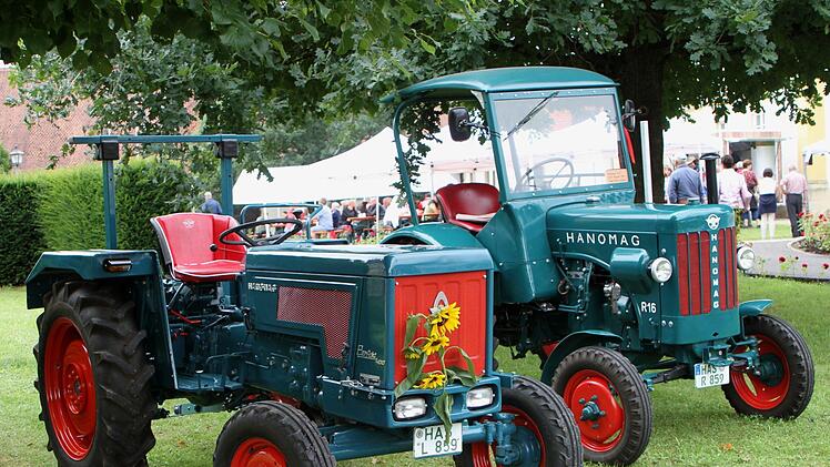 Zwischen den Karossen diese "Hanomags", die der stolze Besitzer auf Hochglanz gebracht hatte. Foto: Günther GeilingFoto: Günther Geiling