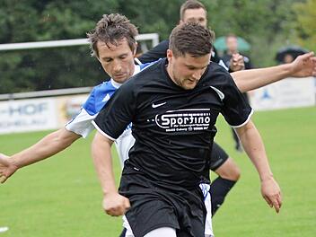 Nach der knappen Niederlage beim FC Eintracht Bamberg will David Beloch (rechts) und die SpVgg Lettenreuth beim Schlusslicht D&ouml;rfleins einen "Dreier" einfahren. Foto: Gunther Czepera