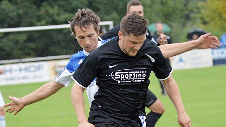 Nach der knappen Niederlage beim FC Eintracht Bamberg will David Beloch (rechts) und die SpVgg Lettenreuth beim Schlusslicht D&ouml;rfleins einen "Dreier" einfahren. Foto: Gunther Czepera