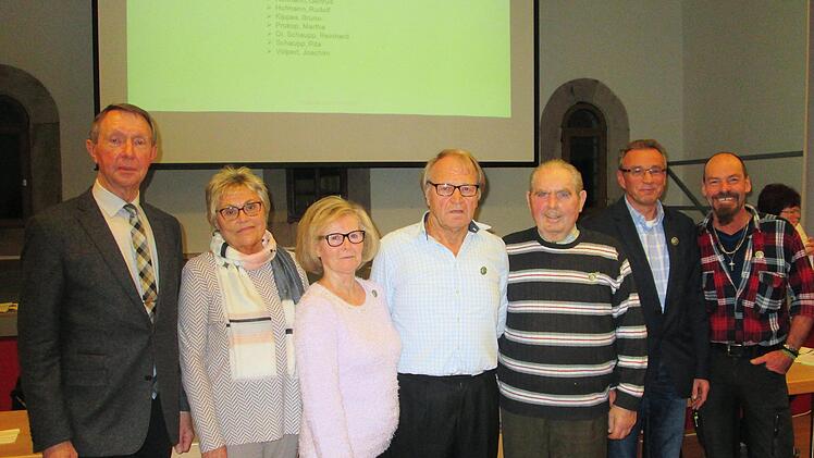 Für 25 Jahre Treue zum Rhönklub dankte Vorsitzender Alfred Jeurink (l.) Martha Prokop, Gertrud und Rudolf Hofmann, Bruno Kippes, Reinhard Schaupp und Joachim Volpert.  Fotos: W. Ehling/Rhönklub