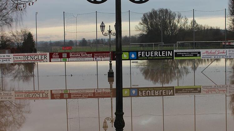 Land unter auf dem ASV-Sportplatz in Höchstadt.  Foto: Yannick Hupfer