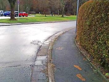 Mit gelben Fußmarkierungen sollen die Schüler zum sicheren Übergang in Richtung Schulparkplatz geführt werden.  Foto: Stadt Wallenfels