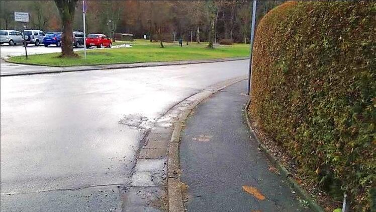 Mit gelben Fußmarkierungen sollen die Schüler zum sicheren Übergang in Richtung Schulparkplatz geführt werden.  Foto: Stadt Wallenfels