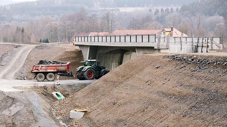 An der Brücke über die Straße nach Roßlach ist der Damm bereits gebaut. Foto: Marian Hamacher