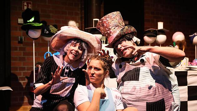 Szene aus dem Songzyklus "Wunderland" mit Emily Lorini, Francesca Paratore und Simon van Rensburg.Foto: Henning Rosenbusch