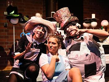 Szene aus dem Songzyklus "Wunderland" mit Emily Lorini, Francesca Paratore und Simon van Rensburg.Foto: Henning Rosenbusch