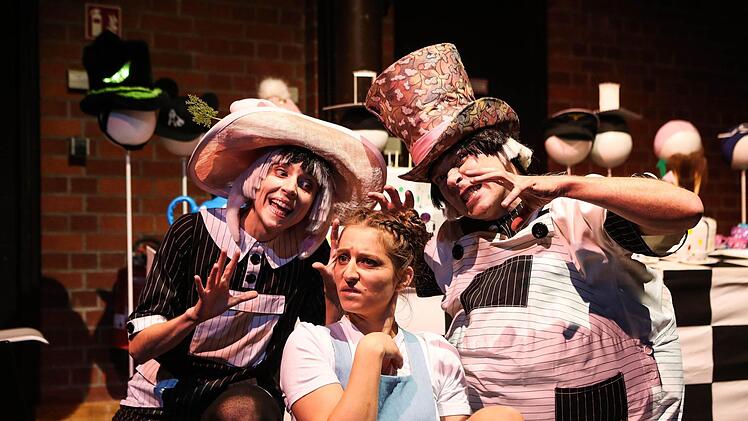 Szene aus dem Songzyklus "Wunderland" mit Emily Lorini, Francesca Paratore und Simon van Rensburg.Foto: Henning Rosenbusch