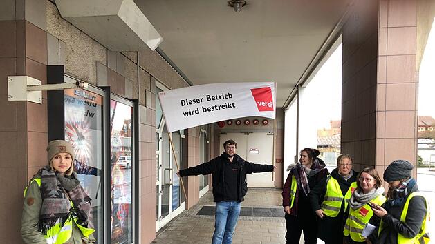Streik vor dem Bamberger Cinestar im Atrium: Die Mitarbeiter fordern höhere Einstiegsgehälter. Foto: Ver.di