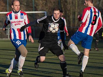 Bereits in der Aufstiegssaison 2016/17 trat der FC Lichtenfels mit Markus Mex (Mitte) in der Gruppe Nordwest unter anderem bei der TG Höchberg an. Die Begeisterung der Lichtenfelser über die Versetzung vom Nordosten in den Nordwesten hält sich in Grenzen. Foto: Archiv
