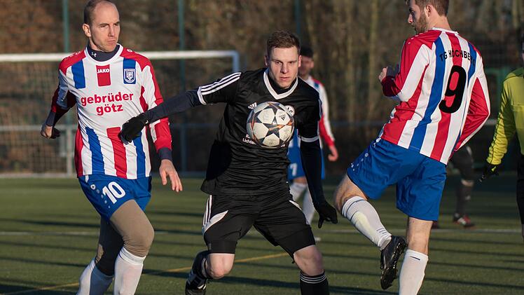 Bereits in der Aufstiegssaison 2016/17 trat der FC Lichtenfels mit Markus Mex (Mitte) in der Gruppe Nordwest unter anderem bei der TG Höchberg an. Die Begeisterung der Lichtenfelser über die Versetzung vom Nordosten in den Nordwesten hält sich in Grenzen. Foto: Archiv