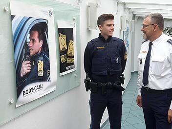 Bei persönlichen Gesprächen tauschten sich der Bad Brückenauer Polizeichef Herbert Markert (rechts) und David Vogler  regelmäßig  über die Erfahrungen während des Dienstpraktikums des jungen Mannes aus. Foto: Rolf Pralle
