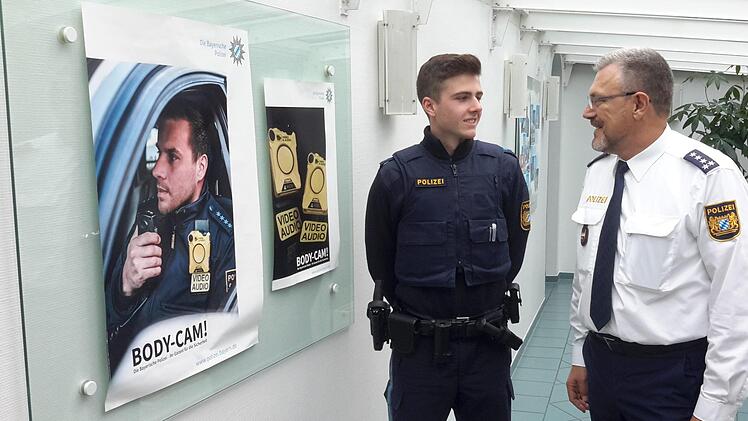 Bei persönlichen Gesprächen tauschten sich der Bad Brückenauer Polizeichef Herbert Markert (rechts) und David Vogler  regelmäßig  über die Erfahrungen während des Dienstpraktikums des jungen Mannes aus. Foto: Rolf Pralle