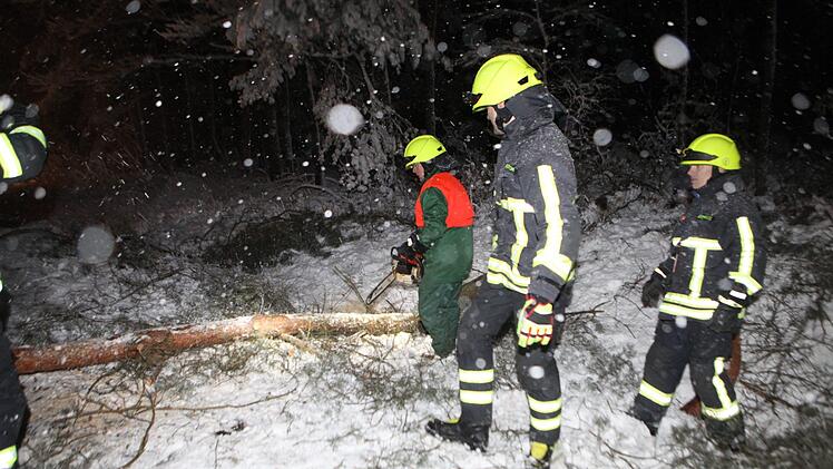 Starker Schneefall sorgte für ein Chaos in Mittelfranken. Am Donnerstag sowie in der Nacht auf Freitag war die Feuerwehr 315 Mal im Einsatz. Foto: NEWS5/Haag