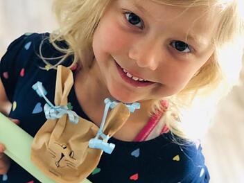 Valerie Stark mit dem Ostergeschenk.  Foto: Miriam Stark