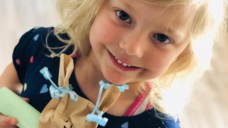 Valerie Stark mit dem Ostergeschenk.  Foto: Miriam Stark