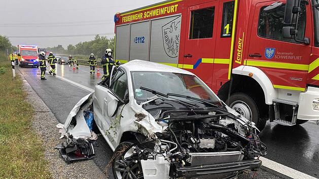 Eine Fahrerin kam auf der A70 nahe Schweinfurt mit ihrem Auto von der Fahrbahn ab und wurde in ihrem Wagen eingeklemmt.