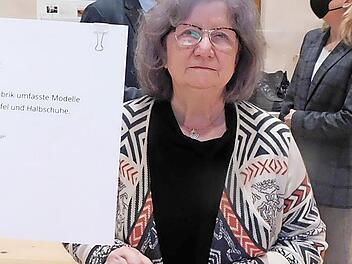 Für Gabriele Förster, einst Mitarbeiterin der Schuhfabrik, war der Besuch der Vernissage ein Muss.