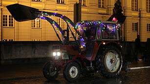 Weihnachtliche Lichterfahrt: Dutzende beleuchtete Traktoren fahren durch Ansbach