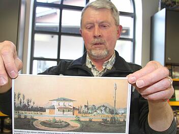 Dieter Geyer zeigt ein Bild vom Untersteinacher Bahnhof. Foto: Sonja Adam