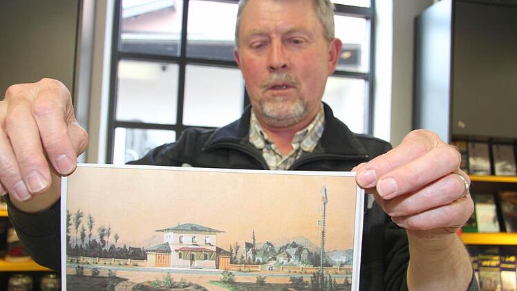 Dieter Geyer zeigt ein Bild vom Untersteinacher Bahnhof. Foto: Sonja Adam