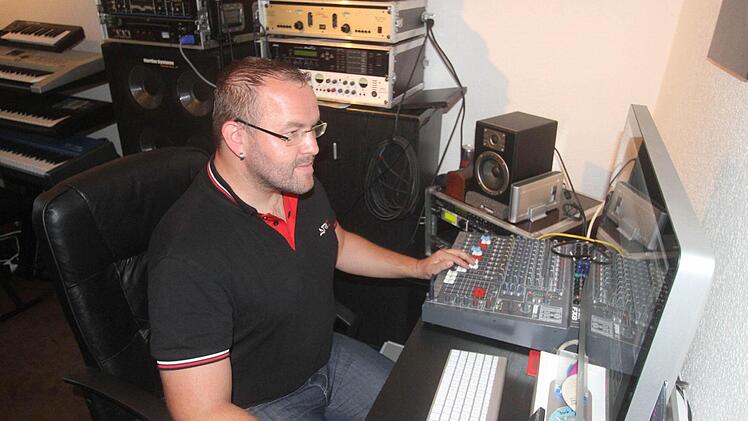 Im Tonstudio aktiv. Foto: Michael Busch