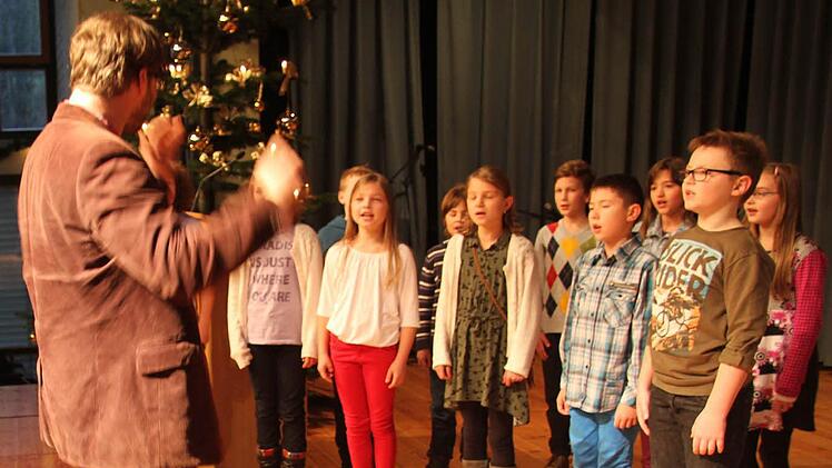 Die Kinder trällerten "Jingle bells" und "We wish you a merry christmas", hatten aber auch deutschsprachige Lieder im Repertoire.