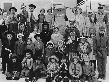 Beim Kinderfasching 1963 in Schwand spielte sich "die Gaudi" im Dorf ab. Faschingsumzüge und Prunksitzungen sind eine Erscheinung erst nach 1960 in Stadtsteinach. Sich mit einfachen Mitteln verkleiden, Schabernack spielen, Krach machen - oft ärmlich, aber viel lustiger als heute. Reproduktionen: Siegfried Sesselmann