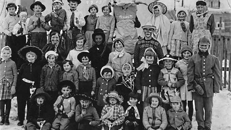 Beim Kinderfasching 1963 in Schwand spielte sich "die Gaudi" im Dorf ab. Faschingsumzüge und Prunksitzungen sind eine Erscheinung erst nach 1960 in Stadtsteinach. Sich mit einfachen Mitteln verkleiden, Schabernack spielen, Krach machen - oft ärmlich, aber viel lustiger als heute. Reproduktionen: Siegfried Sesselmann